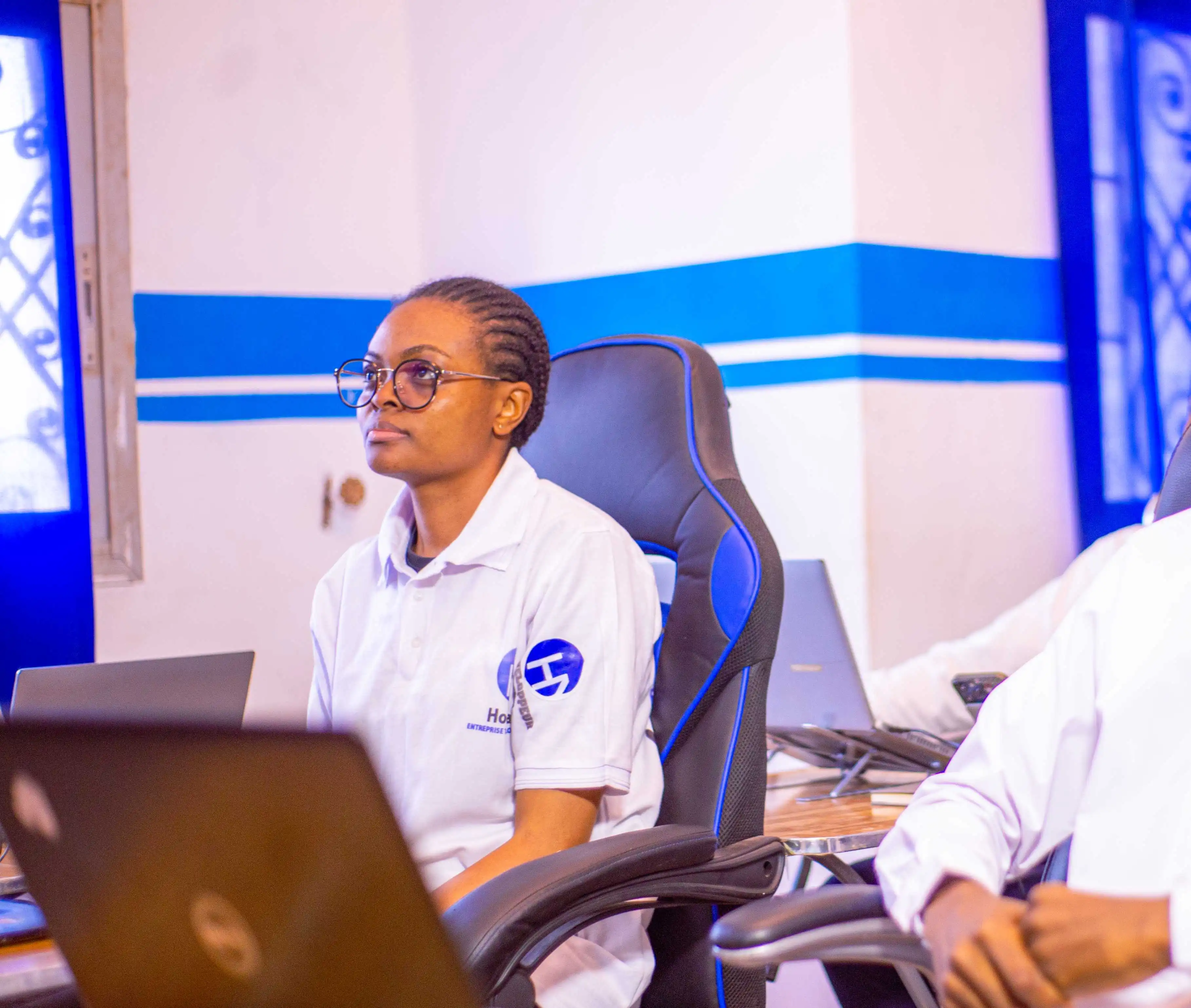 Equipe technologique autour d'un ordinateur